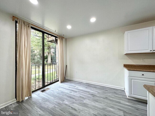 Foto del edificio - 8119 Inverness Ridge Rd