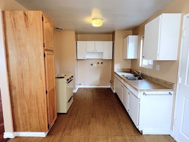 Building Photo - 4747-4747 W 160th St