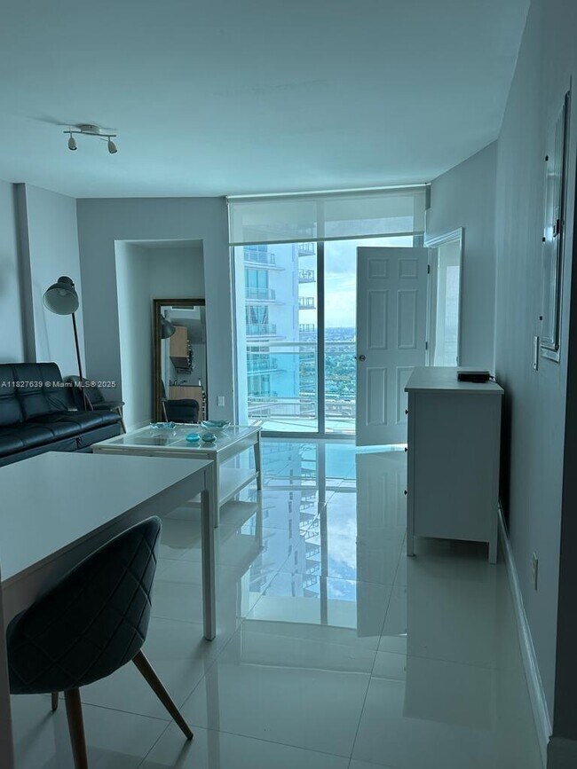Foto del edificio - 350 S Miami Ave