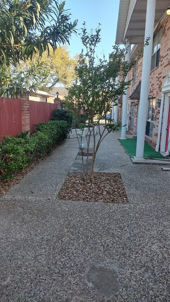 Building Photo - 4513 1/2 Bernardo De Galvez Ave