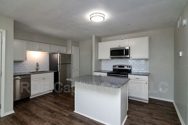 Foto del edificio - 8021 W Elizabeth Ln