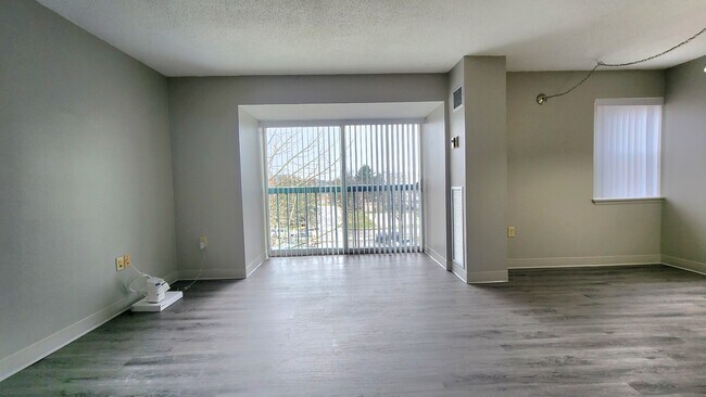 Foto del edificio - 77 N Point Dr