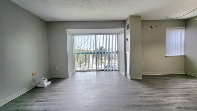 Building Photo - 77 N Point Dr