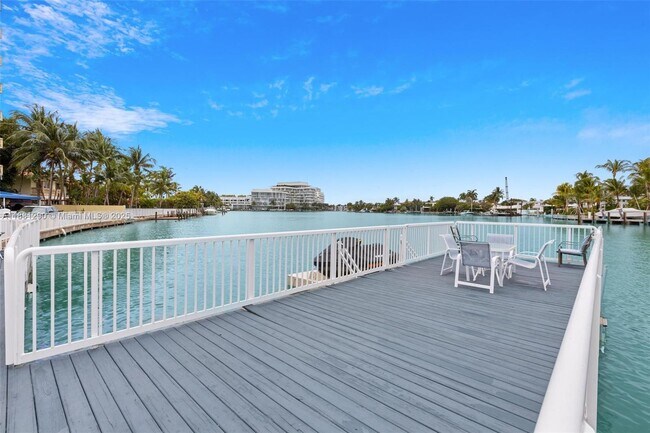 Foto del edificio - 4710 Pine Tree Dr