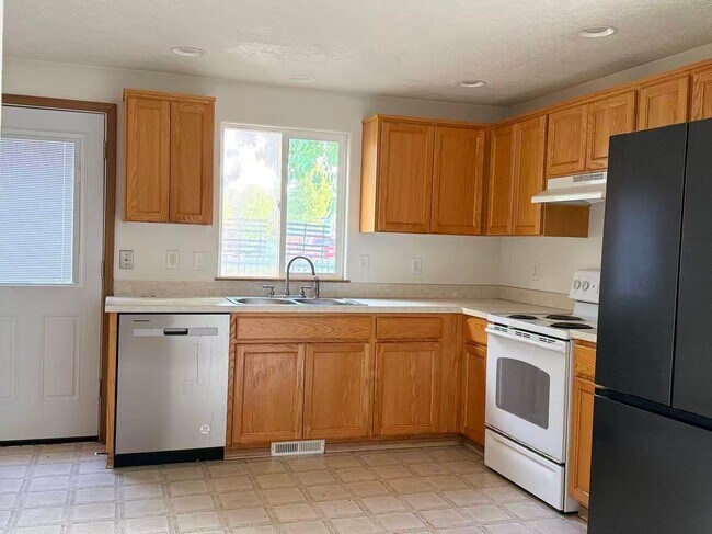 Building Photo - Fresh interior and exterior new painting