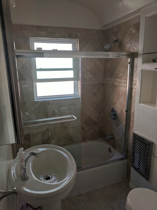 Building Photo - 1053 6th Ave