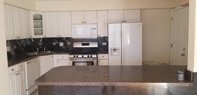 Kitchen - 10146 Hartford Ct Apartment