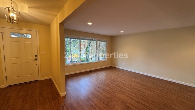 Foto del edificio - Spacious, Open-Concept 3 Bedroom West Linn Home