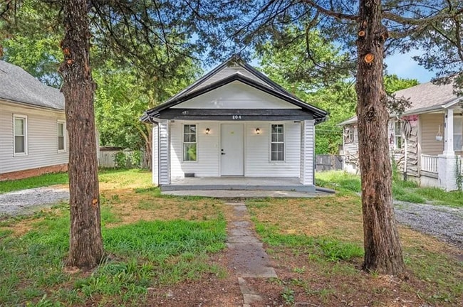 Building Photo - 804 S Cedar Ave