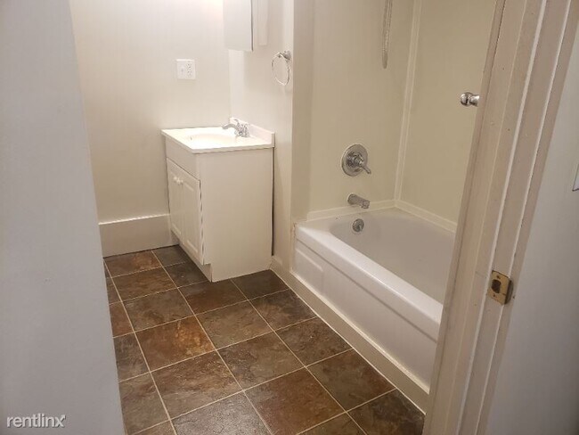 Building Photo - 2 br, 1 bath House - 910 E 5th St