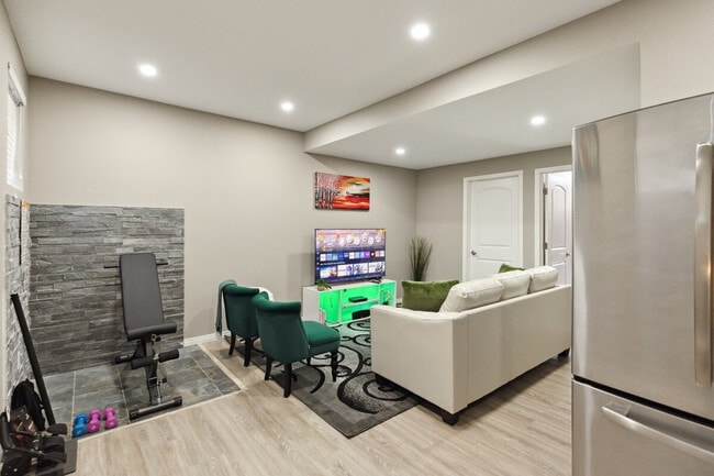 Building Photo - 581 W Park Dr