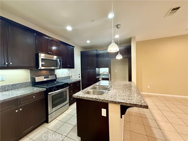 Foto del edificio - 467 Raya Ln