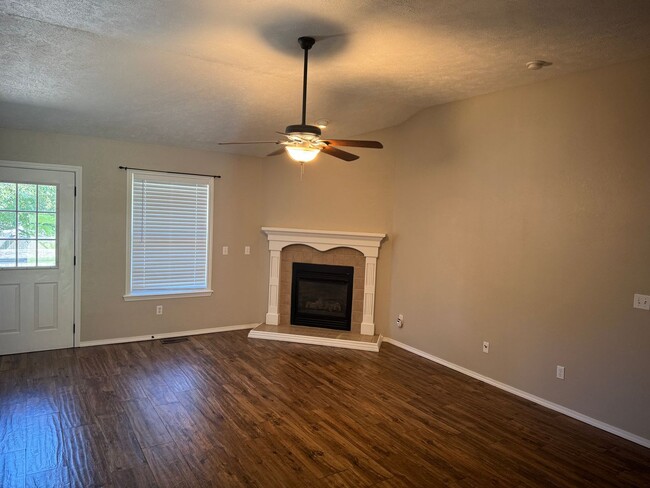 Building Photo - 3 Bedrooms! 2 Bath! Kickapoo Schools! $1695