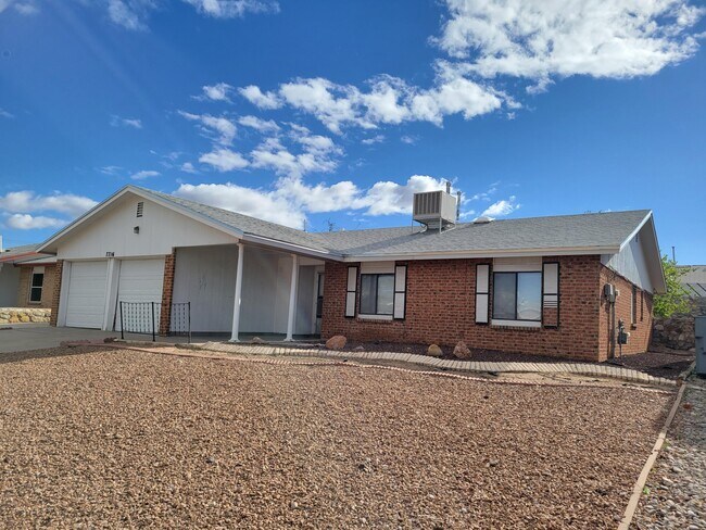 Foto del edificio - 7716 Iroquois Dr