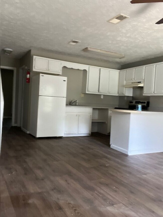 Building Photo - Renovated 3 Bedroom 2 Bath Home for Rent!