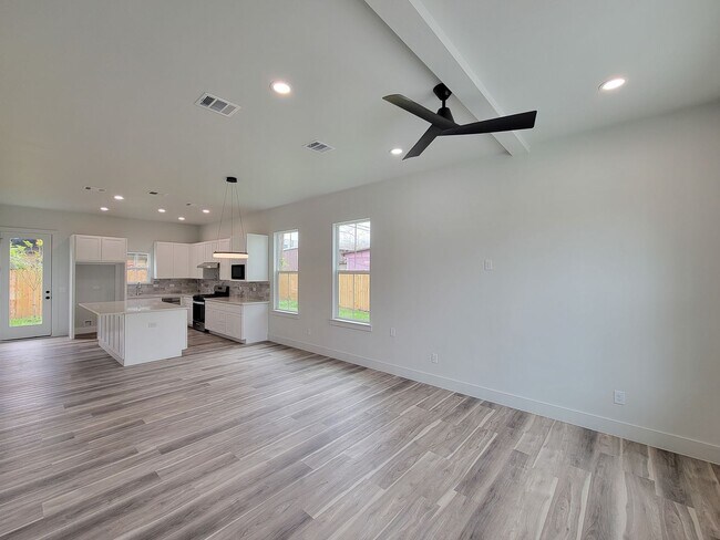 Foto del edificio - BEAUTIFUL BRAND NEW 3 BEDROOM 2.5 BATH DUP...
