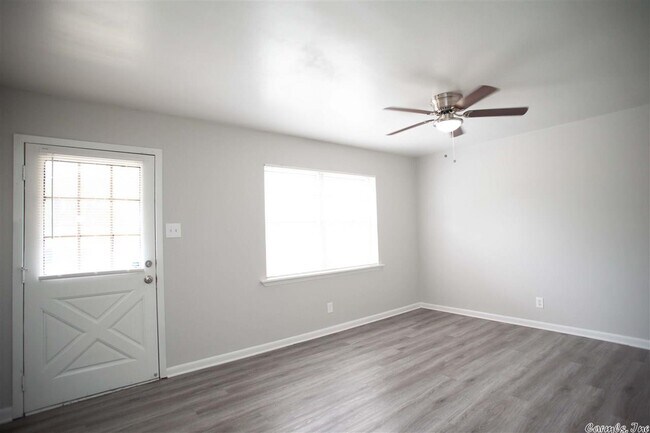 Foto del edificio - 7125 Redwood Dr