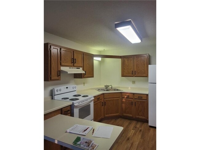 Building Photo - 609 Main St S