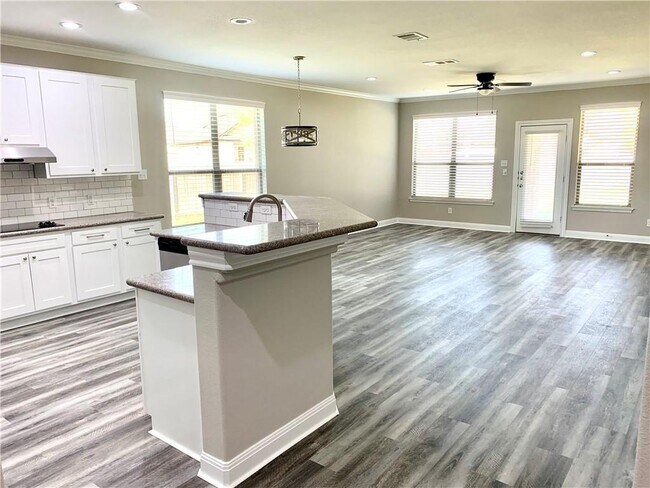 Building Photo - 14421 Lake Victor Dr