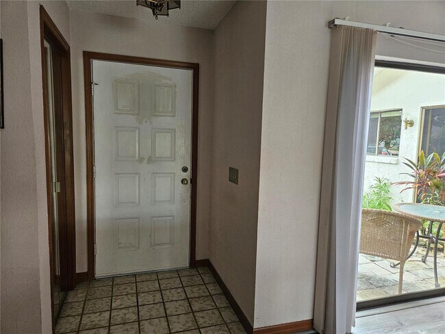 Building Photo - 2014 E View Dr