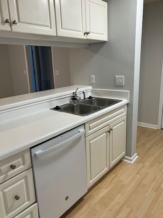 Building Photo - 901 Litchfield Way