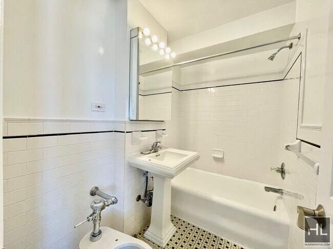 Building Photo - AMAZING STUDIO APARTMENT!! AMAZING DEAL! W...