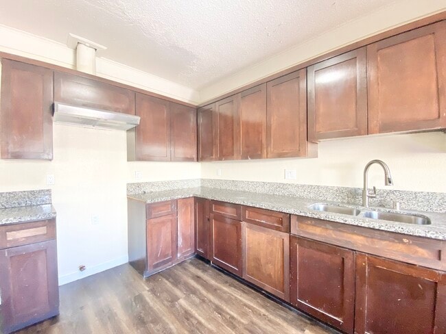 Building Photo - 132 W 74th St