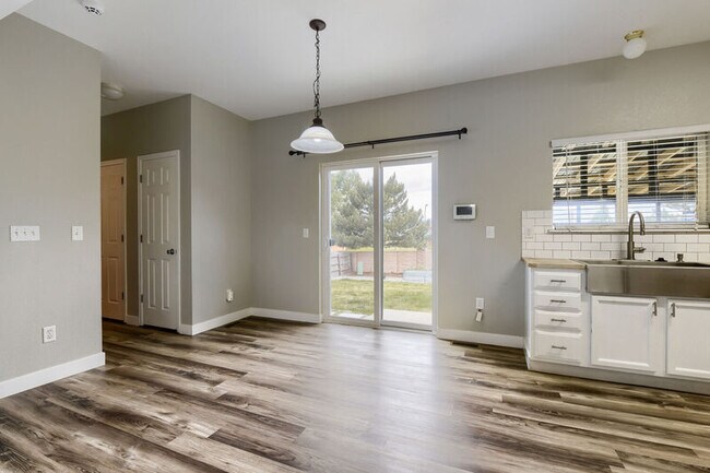 Foto del edificio - 8102 Silver Glen Dr