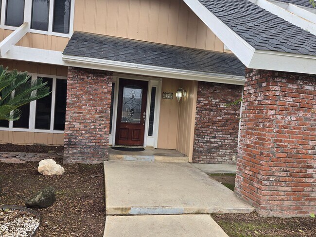 Foto del edificio - 4 BR 3 BA with pool and solar availble Now