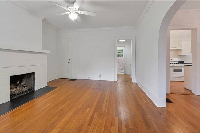 Sala de estar/Chimenea - 466 Burlington Rd NE