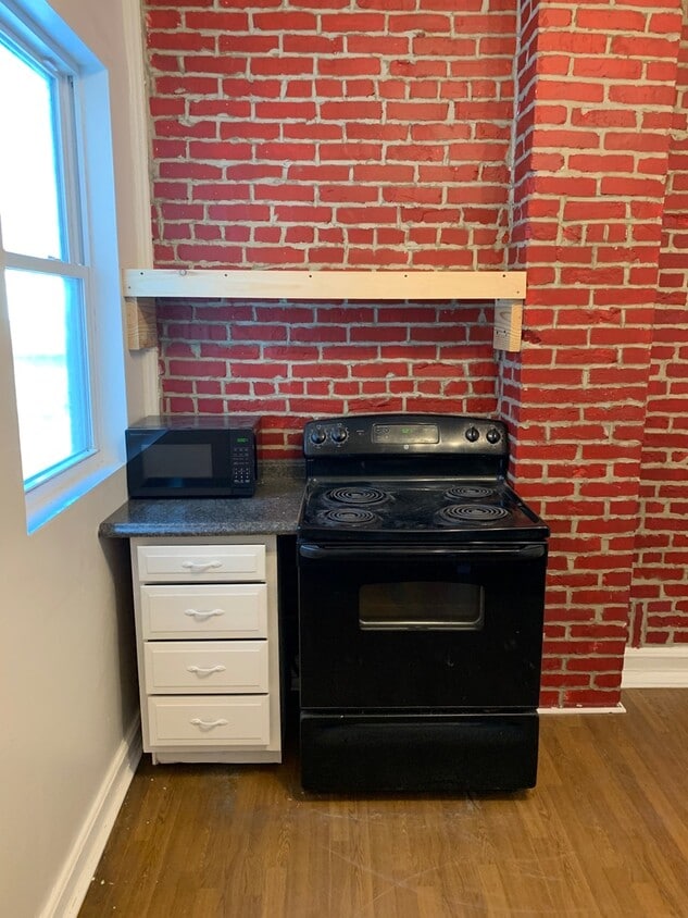 Primary Photo - 526 E 8th Ave