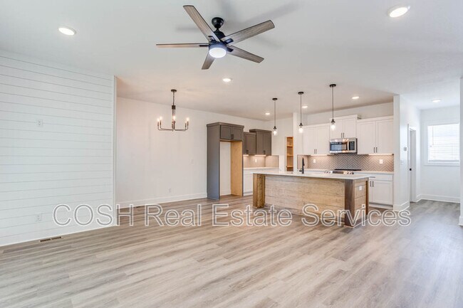 Building Photo - 8441 W 37th Ct N