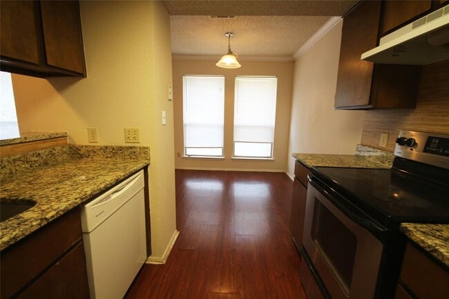 Foto del edificio - 1405 Camp Craft Rd