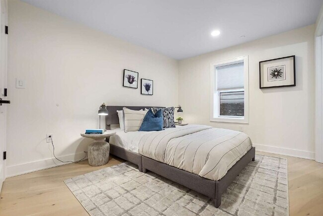 Building Photo - Spacious Elegance: Renovated Theatre! 3-Bedroom Condo with 2.5 Baths in Prime Medford Location!