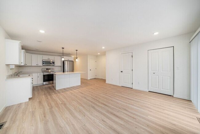 Building Photo - 109 Iris Ct