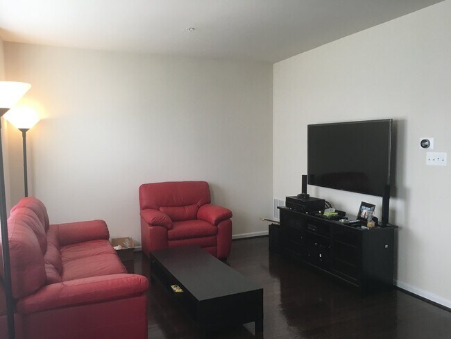 Building Photo - Gorgeous 3 BR/2.5 BA Townhome in Severn!
