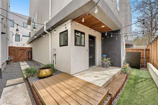 Foto del edificio - 2301 Bluebonnet Ln
