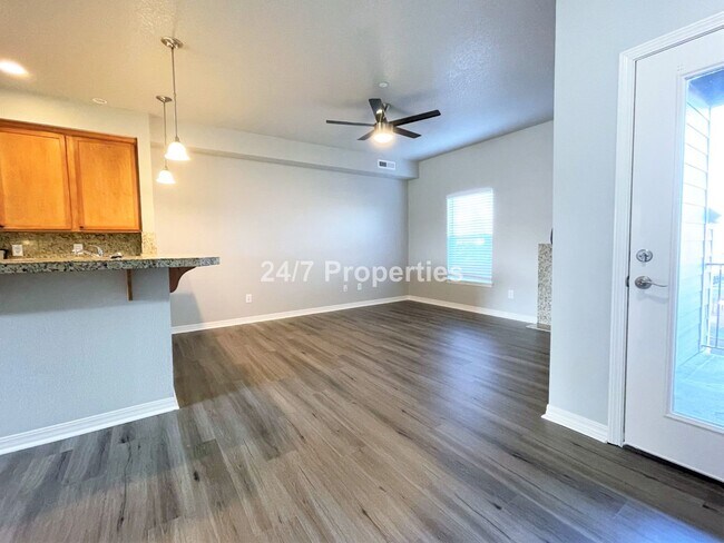 Foto del edificio - Spacious and Modern 3-Story Townhome - Mol...