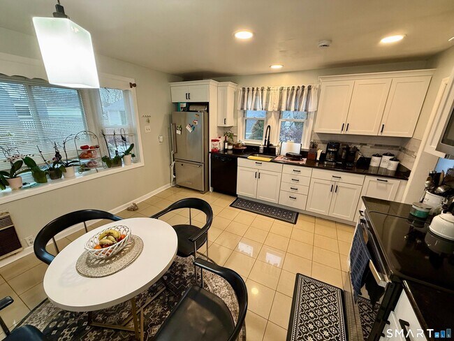 Building Photo - 64 Hickory St