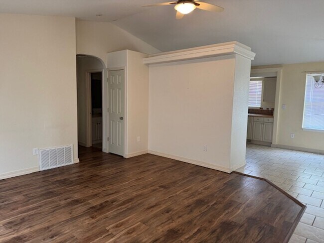 Foto del edificio - ALL PROSPECTIVE TENANTS MUST SUBMIT A $58 ...