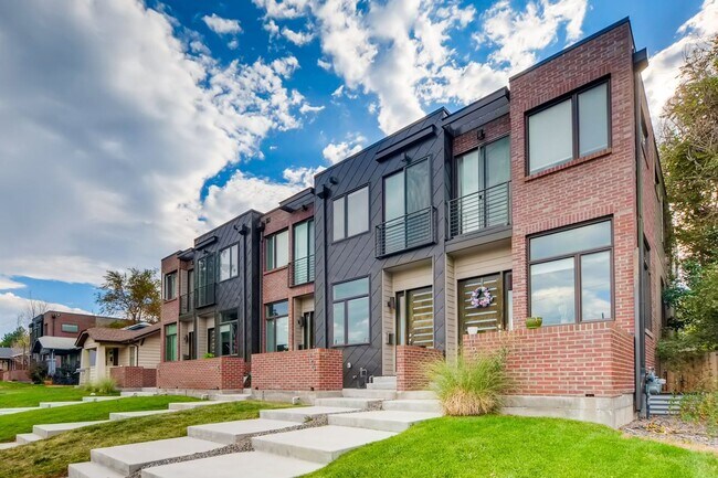 Foto del edificio - High Street Townhomes 3 bedroom unit with ...
