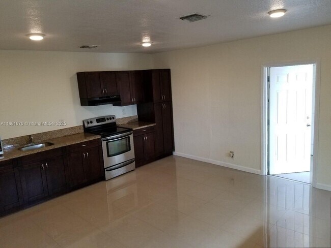 Foto del edificio - 703 NW 6th St