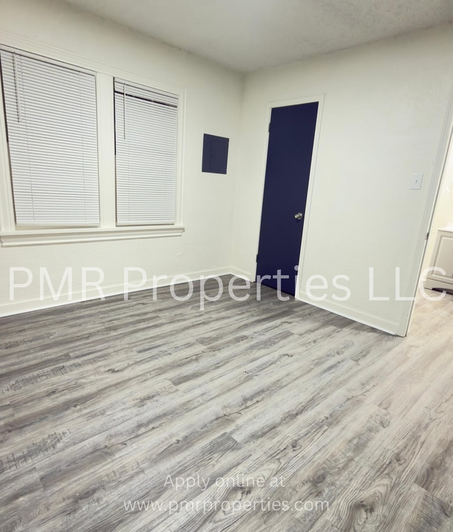 Building Photo - 2 Bedroom/ 1 Bathroom House