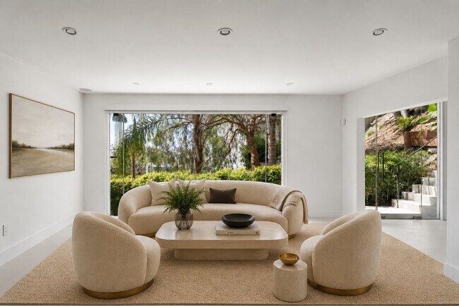 Foto del edificio - Hollywood Hills Modern Retreat | Panoramic City Views, Resort-Style Pool & Spa, Chef's Kitchen | ...