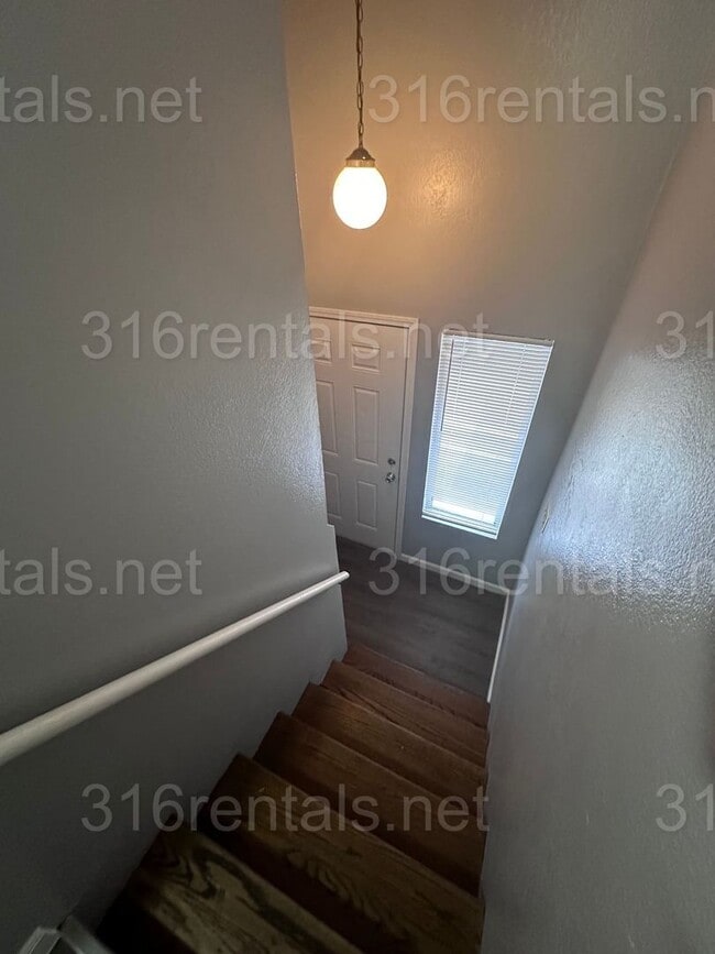 Building Photo - $895 - 2 bed 1.5 bath beautiful bi-level a...