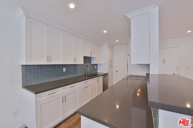 Building Photo - 136 S Palm Dr