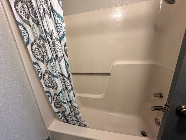 Building Photo - 2 Bed 1 bath duplex