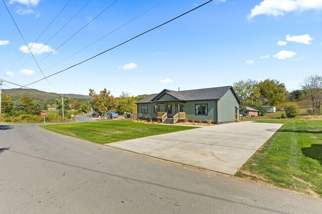 Foto del edificio - 105 Bishop Hollow Rd