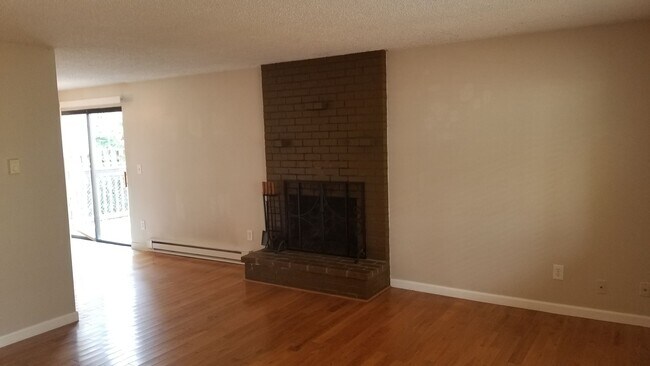 Building Photo - Spacious apartment in the heart of Hawthor...