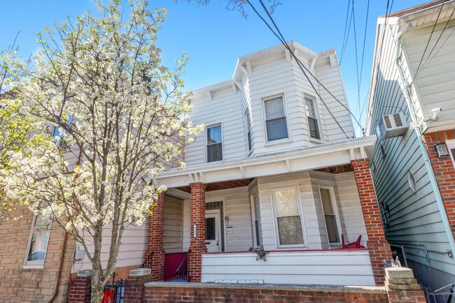 Building Photo - 711 6th St